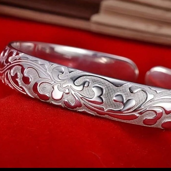 925 Sterling Silver Floral Cuff Bracelet – Adjustable Vintage-Inspired Design - Picture 3 of 6